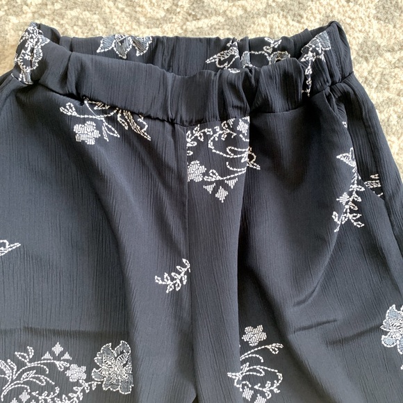 Xhilaration Navy Floral Print Cropped Wide Leg Pants Women’s Small NWT New - Picture 2 of 5